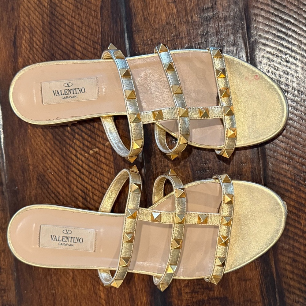 Valentino Garavani Rockstud Flat Metallic Nappa Slide Sandals - Picture 2 of 8